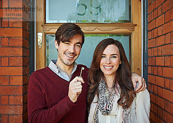 Ehepaar erfreut über Schlüssel zum Haus