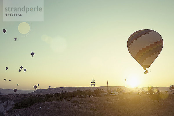 Silhouetten von Heißluftballons über Kappadokien  Anatolien  Türkei