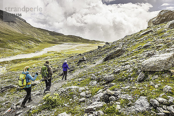 Männliche und weibliche Wanderer am Weg entlang  Fil de Cassons  Segnesboden  Graubünden  Schweiz