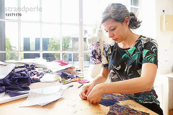 Designer bei der Arbeit im Atelier