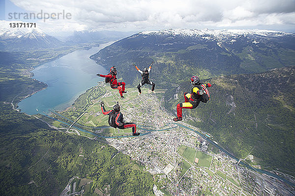 Team von vier Fallschirmspringern in Formation über Interlaken  Bern  Schweiz