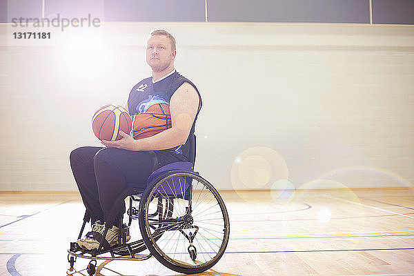 Rollstuhl-Basketballspieler hält Ball