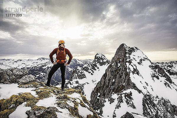 Junger Wanderer auf Bergkette stehend  wegschauend  Kellenspitze  Tannheimer Berge  Tirol  Österreich