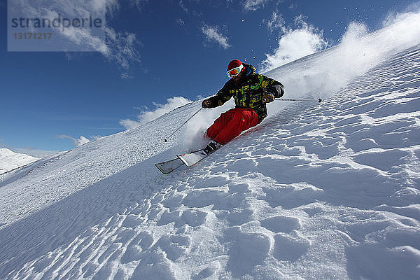 Mittelgroßer erwachsener Mann fährt Steilhang hinunter  Mayrhofen  Tirol  Österreich