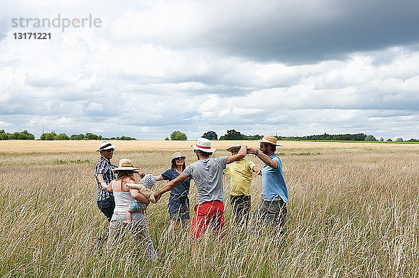 Menschen spielen auf dem Weizenfeld