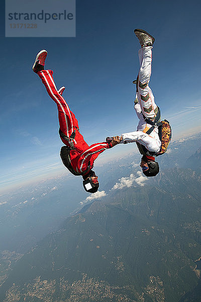 Fallschirmspringer im Freiflug über Locarno  Tessin  Schweiz