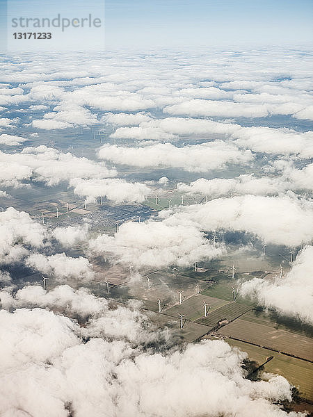Über den Wolken Luftaufnahme von Windkraftanlagen in der Feldlandschaft  Deutschland