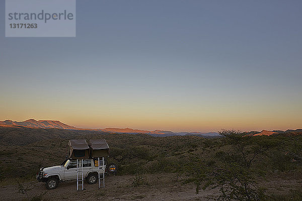 Fahrzeug auf Schotterstraße  Gamsberg-Pass  Namibia