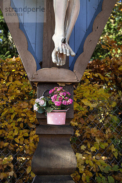 Kruzifix mit Blumentopf  Murnau  Oberbayern  Bayern  Deutschland  Europa