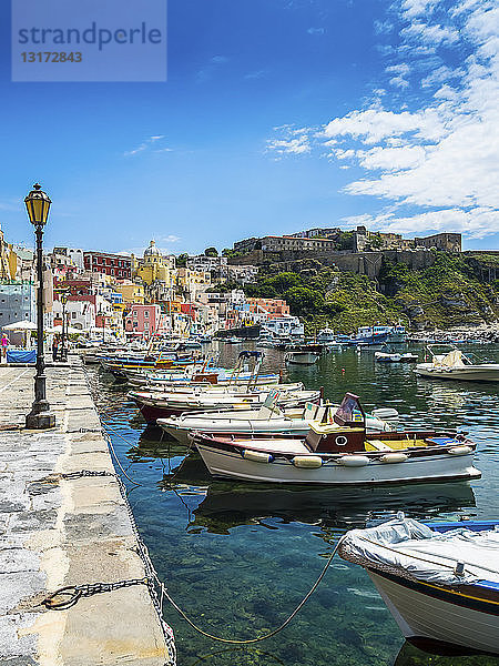 Italien  Kampanien  Golf von Neapel  Phlegräische Inseln  Insel Procida  Hafen  Marina di Corricella  ehemaliges Gefängnis auf dem Berg