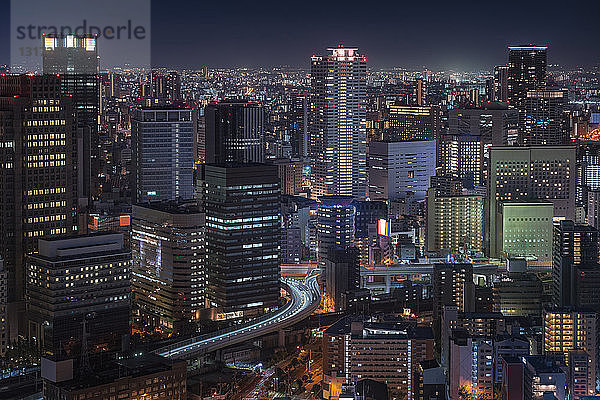 Japan  Osaka  Luftaufnahme bei Nacht