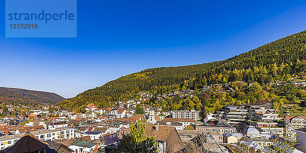 Deutschland  Baden-Württemberg  Schwarzwald  Bad Wildbad  Stadtbild im Herbst