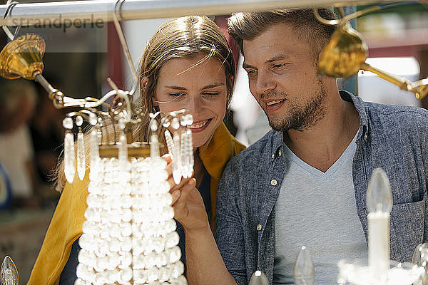 Belgien  Tongeren  glückliches junges Paar auf einem Antiquitäten-Flohmarkt