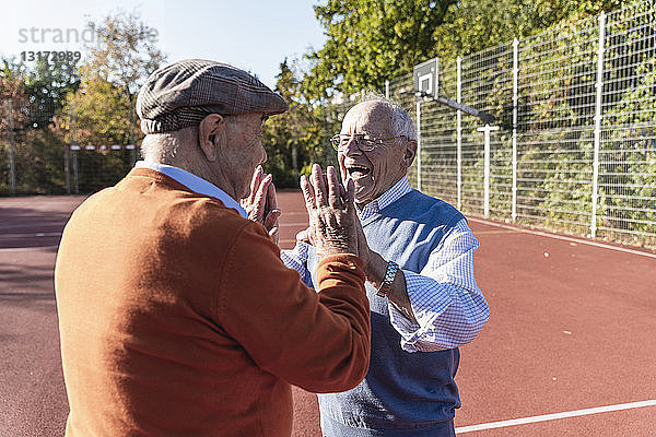 Zwei fitten Senioren auf einem Basketballfeld