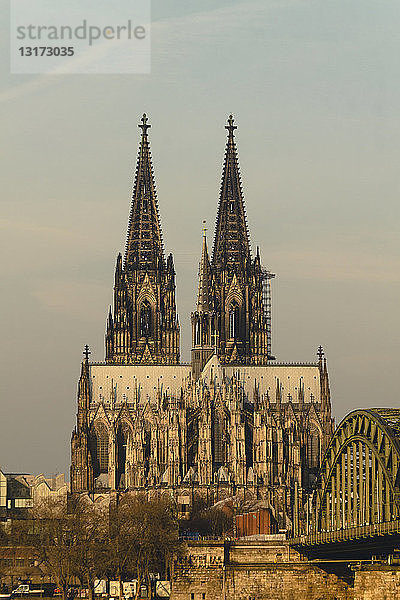 Deutschland  Köln  Blick auf die Ostseite des Kölner Kathreds mit der Hohenzollernbrücke im Vordergrund