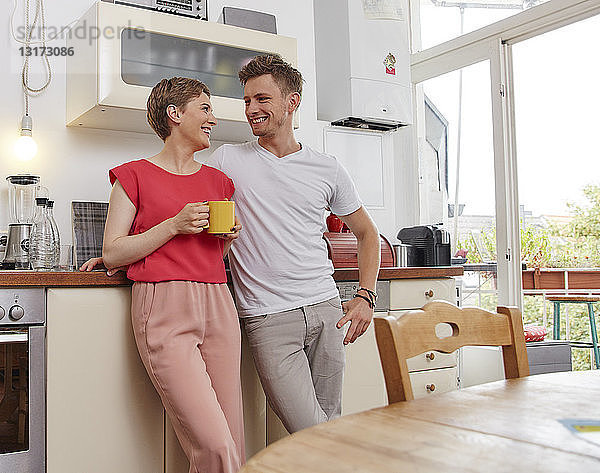Glückliches Paar zu Hause bei einer Kaffeepause in der Küche