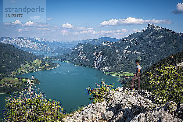 Österreich  Land Salzburg  Mondsee und Schafberg  Wanderer am Aussichtspunkt