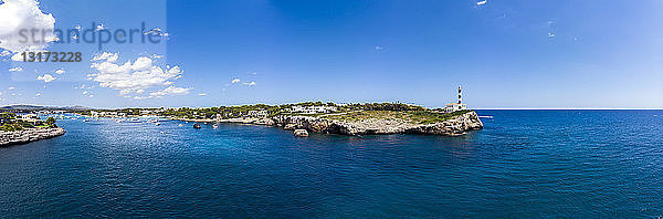 Spanien  Balearen  Mallorca  Portocolom  Punta de ses Crestes  Bucht von Portocolom und Cala Parbacana  Leuchtturm