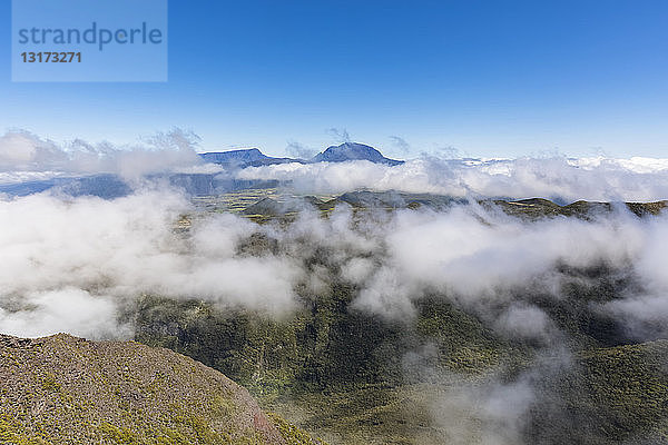 Reunion  Nationalpark Reunion  Route forestiere du Volcan  Blick von Riviere des Remparts und Piton des Neiges