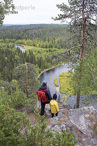 Finnland  Oulanka-Nationalpark  Mutter und Tochter stehen in unberührter Natur