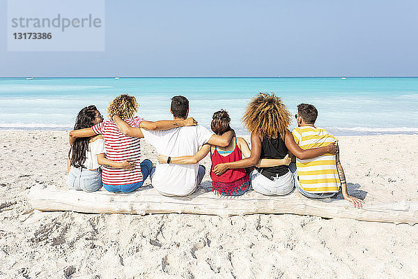 Freunde machen eine Pause  sitzen am Strand