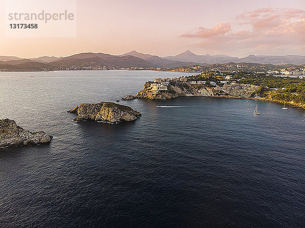 Spanien  Mallorca  Region Calvia  Luftaufnahme der Isla Malgrats und Santa Ponca in der Abenddämmerung