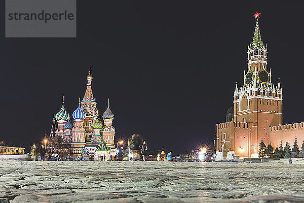 Russland  Moskau  Kreml und Basiliuskathedrale bei Nacht