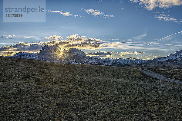 Italien  Südtirol  Seiser Alm  Langkofel und Plattkofel bei Sonnenaufgang