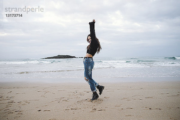 Spanien  glückliche junge Frau am Strand