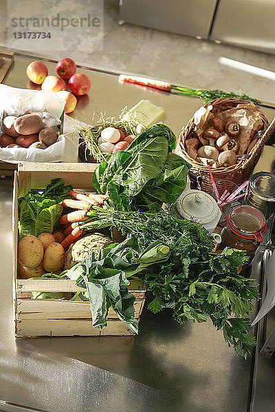 Frisches orgnaisches Gemüse und Obst in einer Küche