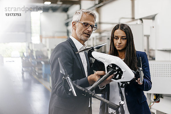 Geschäftsmann und Frau in einem High-Tech-Unternehmen  diskutiert über die Produktion von Drohnen