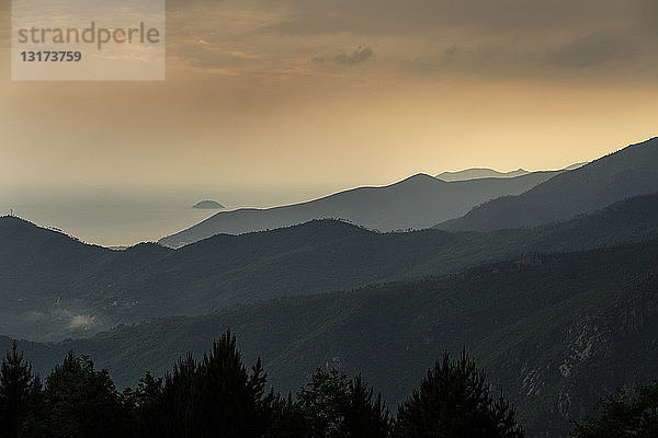 Italien  Ligurien  nahe Finale Ligure  Landschaft  stürmische Atmosphäre