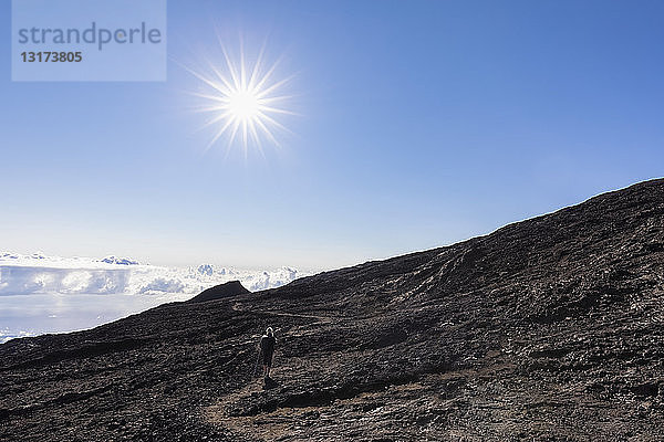 Reunion  Nationalpark Reunion  Schildvulkan Piton de la Fournaise  Touristin auf Kraterwanderung