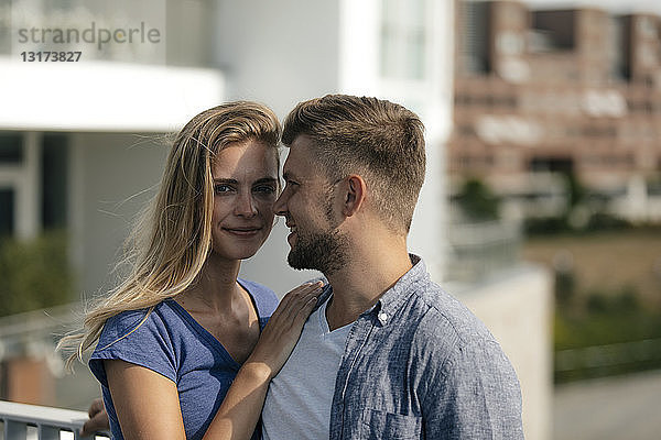 Niederlande  Maastricht  liebevolles junges Paar in der Stadt