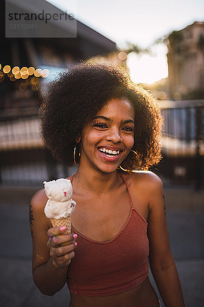 USA  Nevada  Las Vegas  Porträt einer glücklichen jungen Frau beim Eisessen in der Stadt