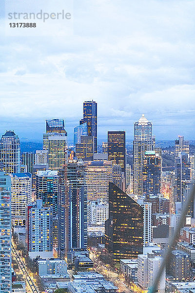 USA  Bundesstaat Washington  Seattle  Skyline  Stadtzentrum am Abend