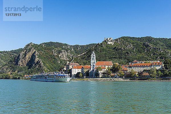 Österreich  Wachau  Kreuzfahrtschiff auf der Donau vor Dürnstein