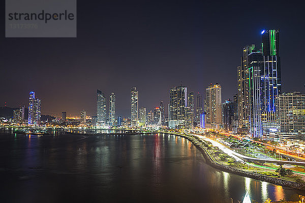 Panama  Panama City  Skyline bei Nacht