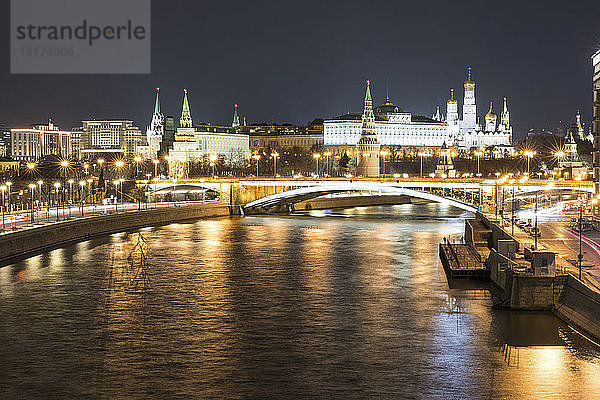 Russland  Moskau  Panoramablick auf die Moskwa und den Kreml bei Nacht