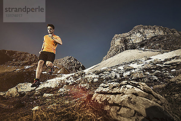 Deutschland  Allgäuer Alpen  Mann läuft auf Bergweg