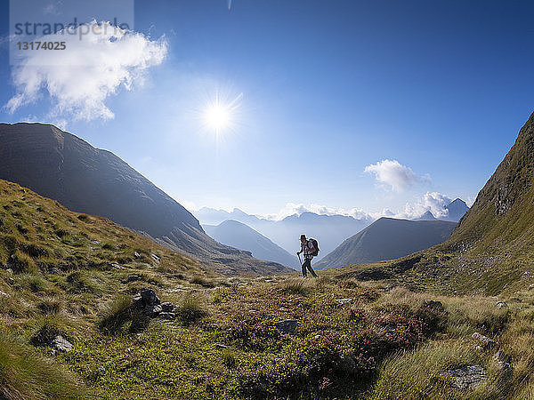 Italien  Lombardei  Bergamaskische Alpen  Wanderer auf dem Weg zum Passo del Gatto  Cima Bagozza und Monte Camino