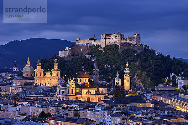 Österreich  Salzburg  Monchsberg mit der Festung Hohensalzburg in der Abenddämmerung