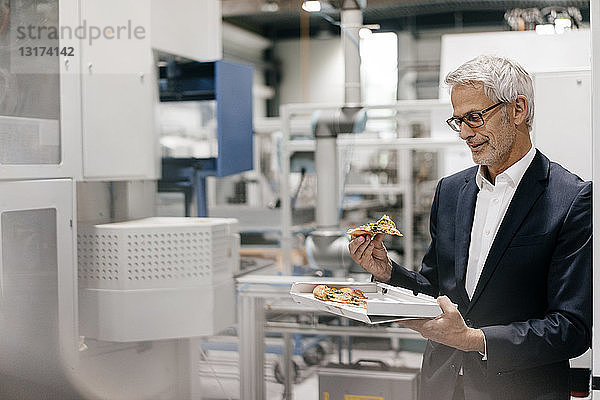 Manager in einem High-Tech-Unternehmen  der Pizza isst