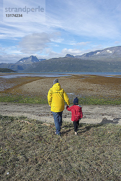 Norwegen  Mutter und Tochter auf dem Weg zum Lyngenfjord