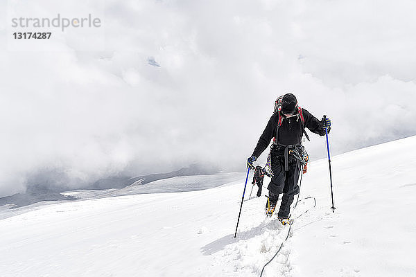 Russland  Oberes Baksan-Tal  Kaukasus  Bergsteiger  die den Elbrus besteigen