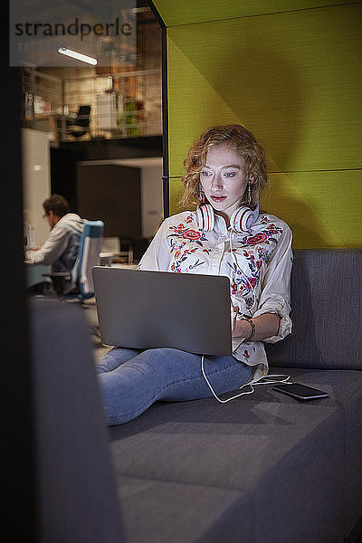 Junge Frau arbeitet in einem modernen kreativen Büro  usine Laptop