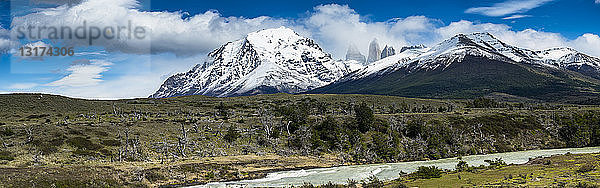 Chile  Patagonien  Region Magallanes y la Antartica Chilena  Nationalpark Torres del Paine  Cerro Paine Grande und Torres del Paine  Rio Paine