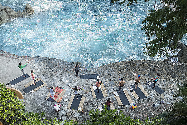 Mexiko  Mismaloya  Ausbilder mit Yogakurs an der Ozeanfront