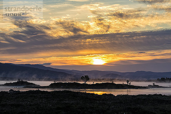Großbritannien  Schottland  Schottische Highlands  Glencoe  Rannoch Moor  Sonnenaufgang über Loch Ba