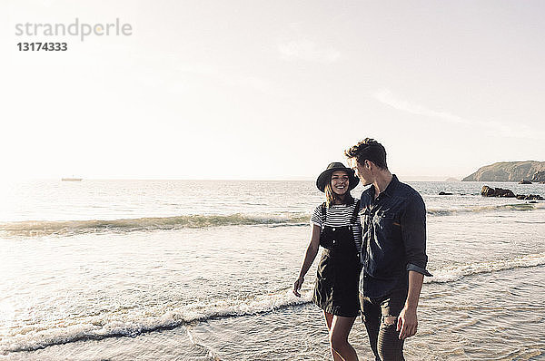 Frankreich  Bretagne  glückliches junges Paar beim Strandspaziergang
